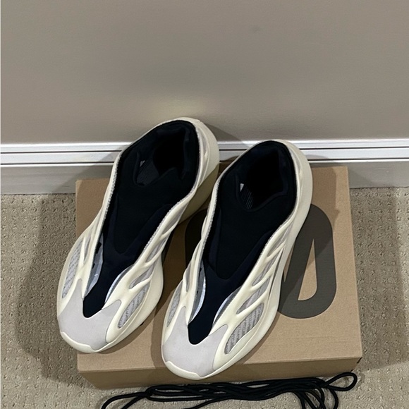 YEEZY AZAEL 700 - Picture 2 of 8
